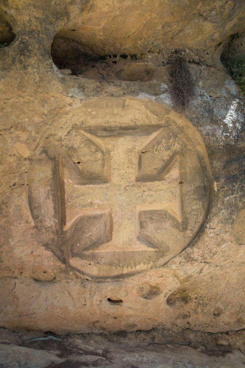 Traditionelle Figuren- und Reliefschnitzerei